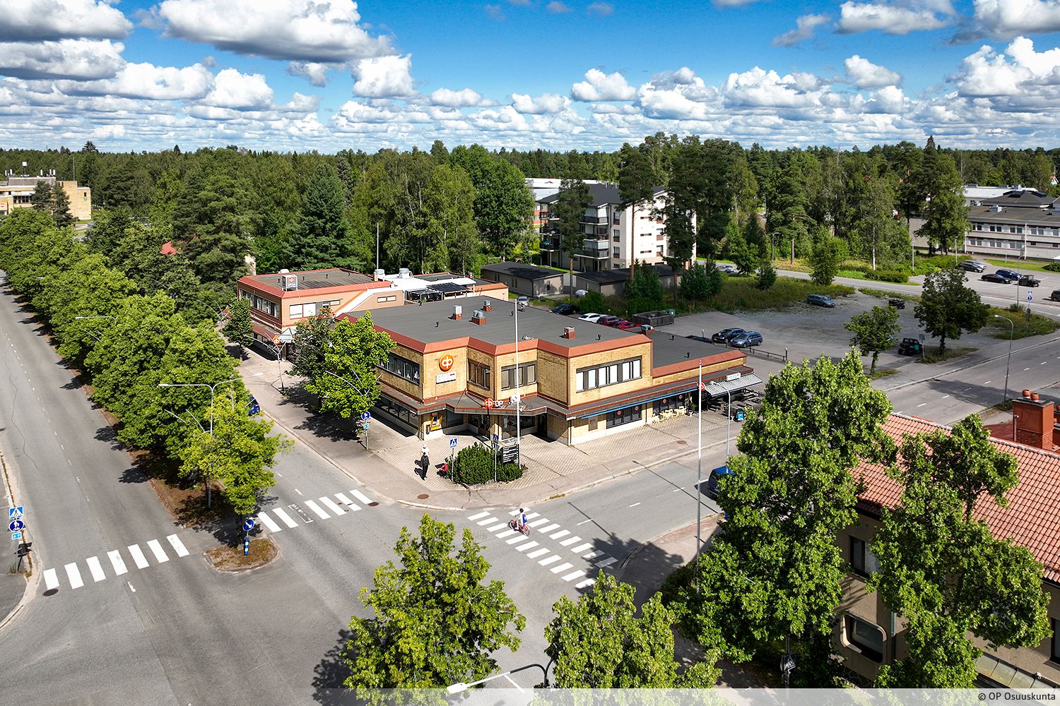Vuokrattavana M&auml;nt&auml;n keskustassa toisen kerroksen siisti toimistotila. Toimistossa on valoisaa avotilaa, keitti&ouml; ja vessat. Keskeinen sijainti, l&auml;hell&auml; mm. p&auml;ivitt&auml;istavarakaupat, kuntosali ja pakettipalvelut, ja kiinteist&ouml;ss&auml; toimii kahvila.