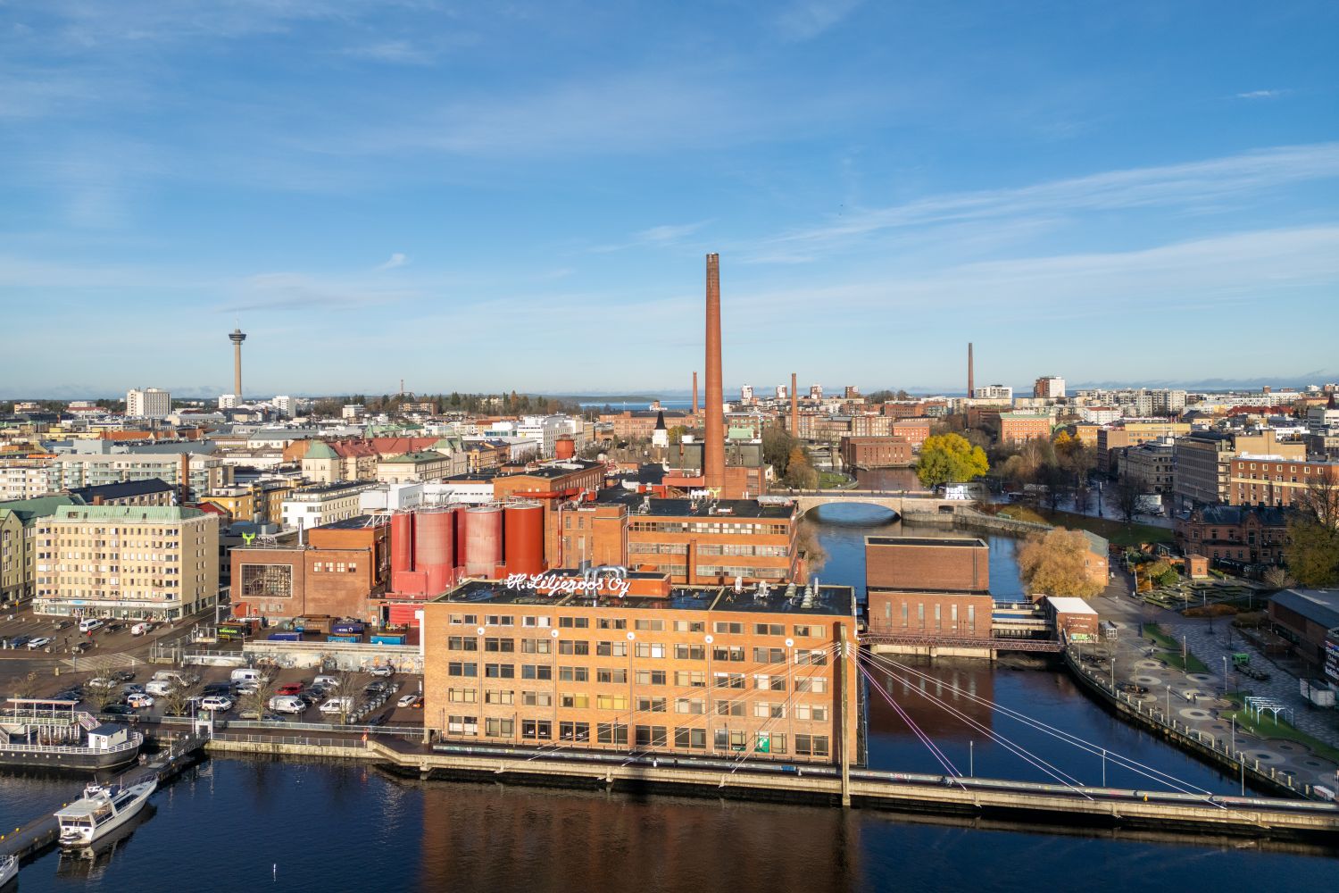 Kehräsaaren ylimmän 5. kerroksen toimistohuoneisto, jossa 2 erillistä työhuonetta, eteinen ja tauko-/neuvottelu-/varastotila. Huoneisto mahdollista jakaa kahdeksi tai kolmeksi erilliseksi huoneistoksi. Näkymät Takon tehtaalle ja koskelle päin. Heti vapaa.