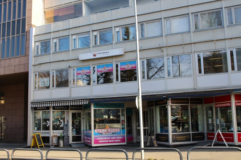 Tilan ikkunat rakennuksen vasemmassa reunassa 2. kerroksessa.