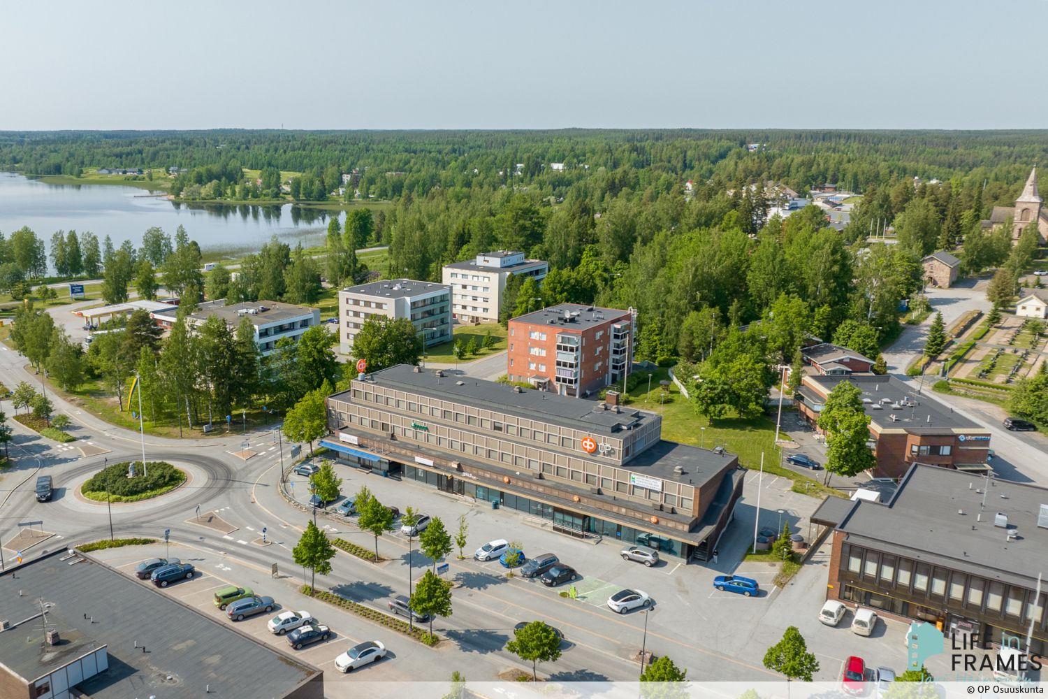 Vuokrattavana toisen kerroksen toimistotila Osuuspankin talossa. Mahdollisuus lisätilaan kellarikerroksessa varastointia varten. Kiinteistö sijaitsee keskeisellä paikalla Parkanon keskustassa. Kysy toimitilan vuokraa!