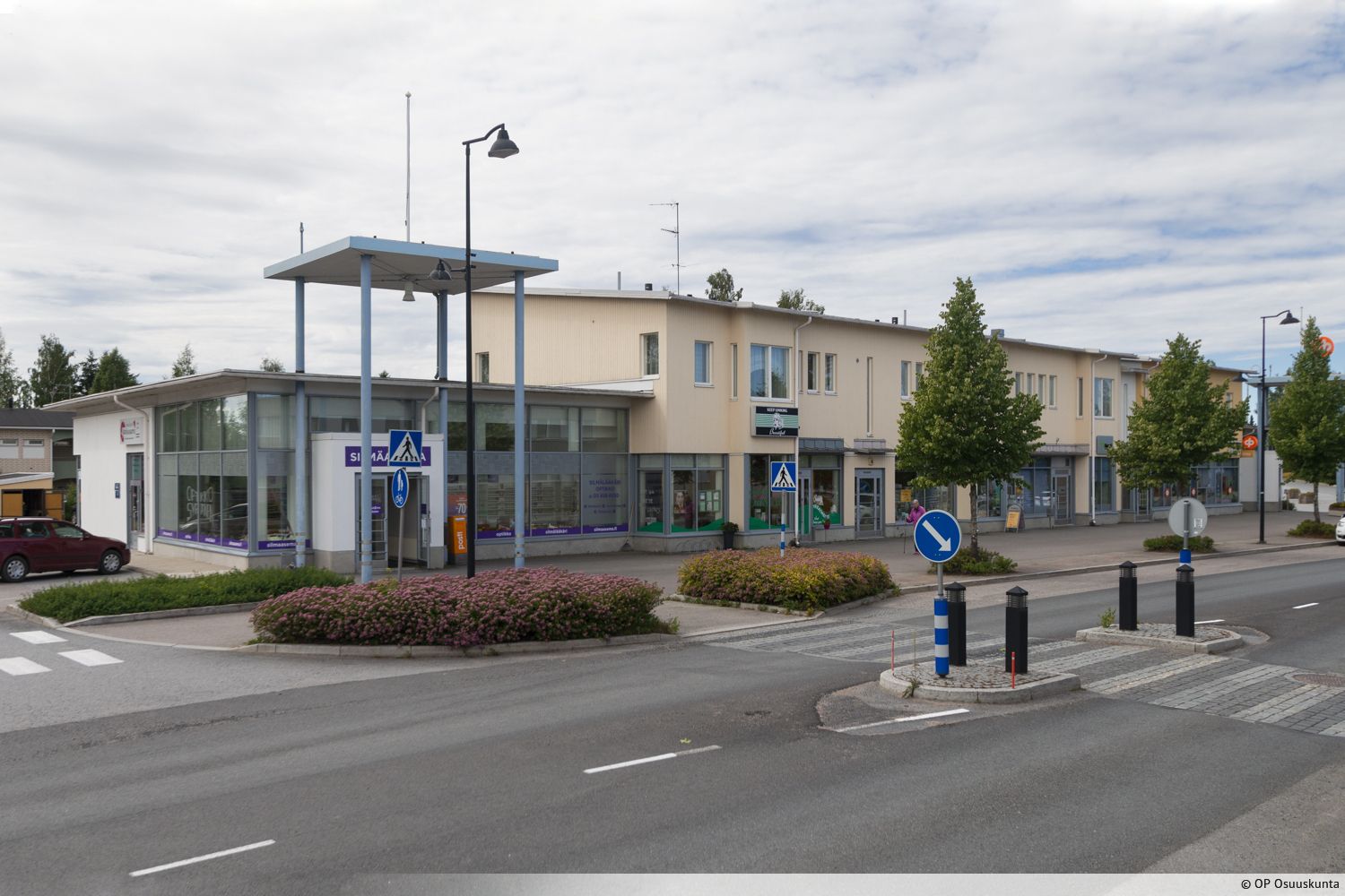 Vuokrattavana suurilla ikkunoilla varustettu katutason liiketila. Kiinteist&ouml; sijaitsee keskeisell&auml; paikalla Kirkkotorin laidalla, vilkkaan Vanhan Tampereentien varrella.