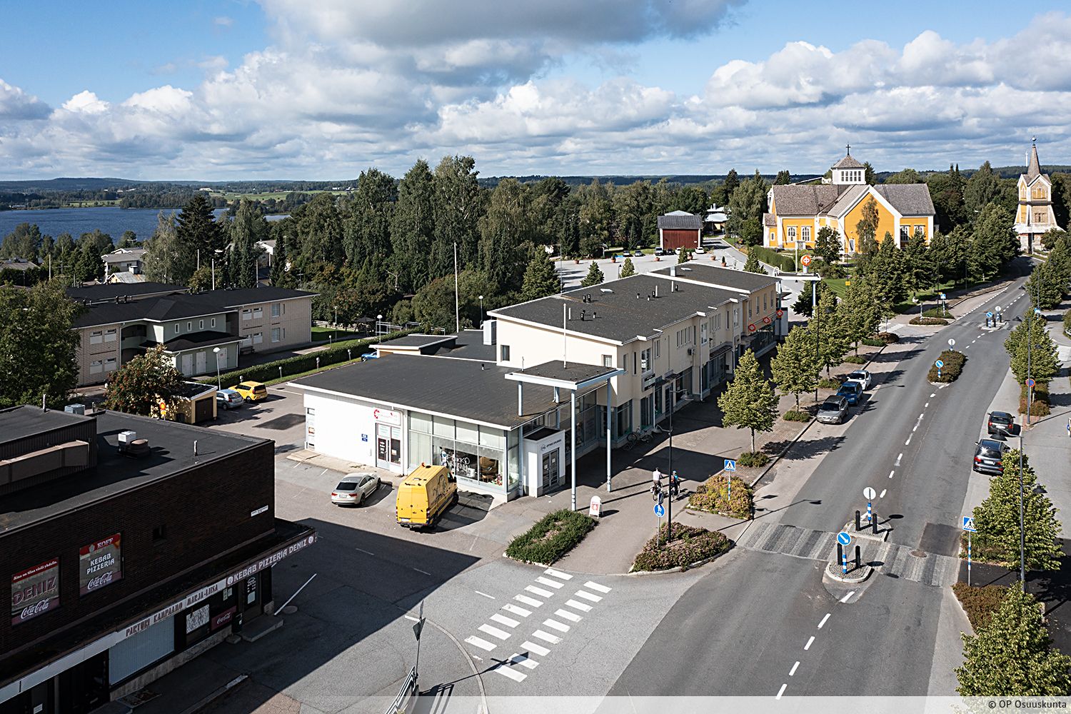 Vuokrattavana suurilla ikkunoilla varustettu katutason liiketila. Kiinteist&ouml; sijaitsee keskeisell&auml; paikalla Kirkkotorin laidalla, vilkkaan Vanhan Tampereentien varrella.