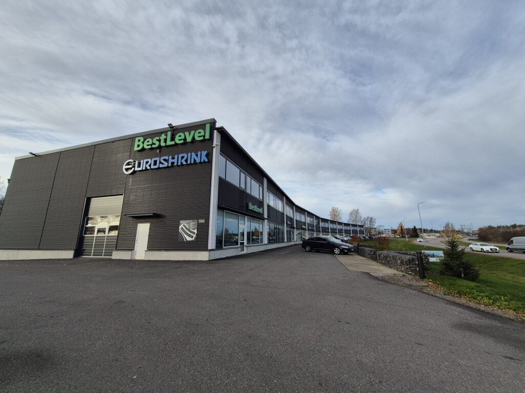 Huippu paikalla Vantaan Tuupakassa halli + myymälä + toimistotilaa.Tila kahdessa tasossa. Maantasakerroksessa hallia 320m2 + toimisto/liiketita/näyttelytilaa ja wc 126m2, yläkerrassa toimistohuoneita, neuvottelutila ja avokeittiö 126m2. Autopaikkoja noin 10kplKiinteistössä on toimintavarma Elisan ...