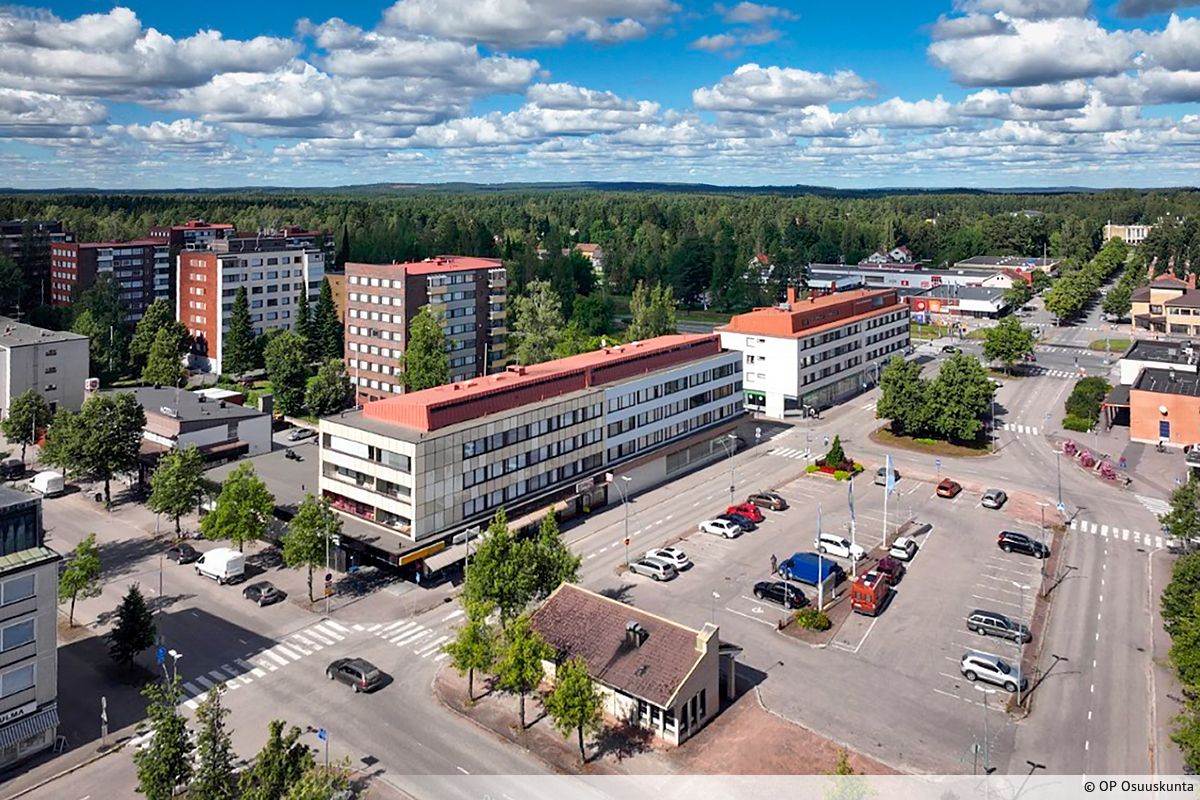 Vuokrattavana Mäntän keskustassa siisti katutason liiketila. Pitkän mallisessa tilassa on isot näyteikkunat, keittiö takahuoneessa sekä wc. Keskeinen sijainti torin laidalla, kaikkien palveluiden lähellä. Kysy vuokratietoja!