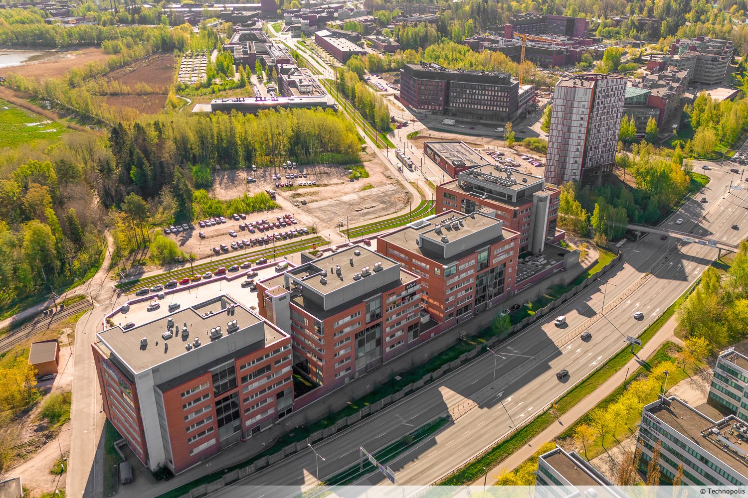 Vuokrataan kokonainen 1000 m&sup2; toimistokerros Technopolis Otaniemess&auml; Espoossa Innopoli 3 D-talon toisesta kerroksesta. Tilaa on mahdollista muokata joustavasti juuri yrityksenne tarpeiden mukaisesti houkutteleviksi toimistoiksi. Toimitila on ilmastoitu, mik&auml; varmistaa miellytt&auml;v&...