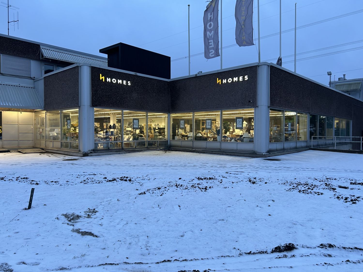 Katutason hyvä liiketila isoilla ikkunoilla keskeisellä sijainnilla Petikossa. Vuokrataan edullisesti!