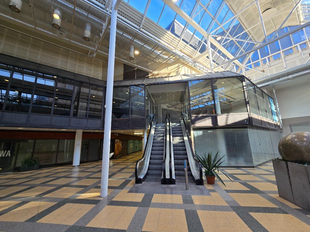 2.kerroksen liike/toimistotila Forumin sisäpihalta.