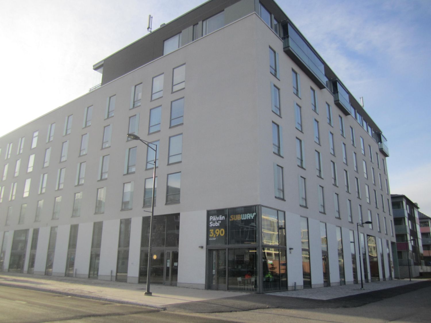 Korkea liiketila 122 m2 Suurpelto - Henttaa Kehä 2:n varrella. 