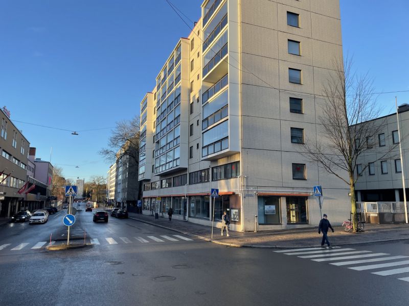 Vuokrattavana katutason n. 143m2 liikehuoneisto näkyvällä paikalla Eerikinkadun ja Käsityöläiskadun kulmassa, osoitteessa Eerikinkatu 27, TurkuIsot näyteikkunat Eerikinkadulle päin.Tilassa toimii tällä hetkellä Outlet-ish niminen vaateliike.Vuokrapyyntö 2 100 euroa/kk + alv.  Sähkö ja vesi kulut...