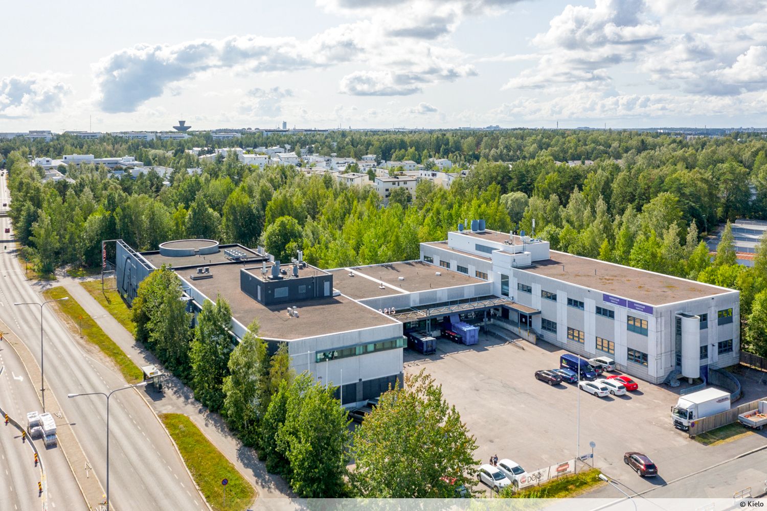 Kevyttuotantotilaa Kontulassa erinomaisten liikenneyhteyksien päässä Kehä 1:ltä. Ensimmäisessä kerroksessa on vapautumassa 571 m² tuotanto-/toimisto-/varastokäyttöön soveltuva tila. Tilaan on käytössä tavarakuljetukseen soveltuva lastauslaituri. Kellarissa on tilava lämmitetty autohalli työntekijöid...