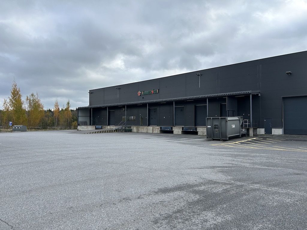 Puolilämmintä ja korkeaa varastotilaa 450 m2, joka voidaan yhdistää kohteessa saatavilla olevaan 900 m2 kylmätilaan. Til...