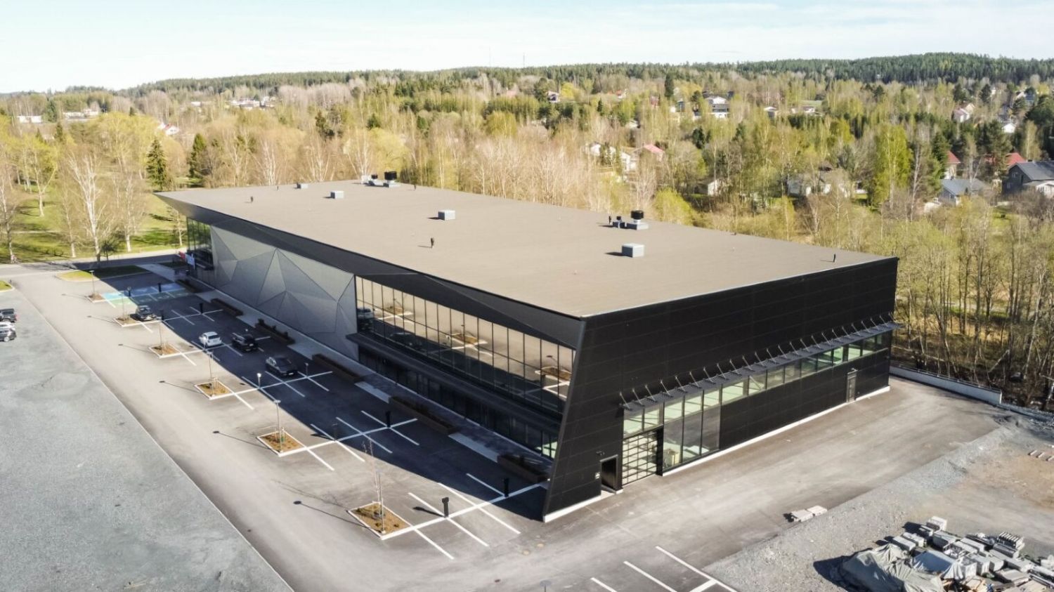 Näyttävä uusi liikekiinteistö, jossa vuokrattavaa tilaa 1226m².