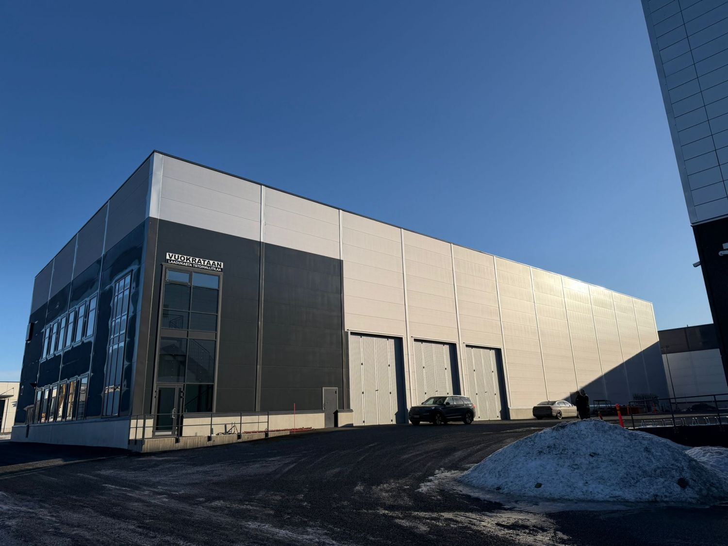 Uusi 12 m korkea hallitila.