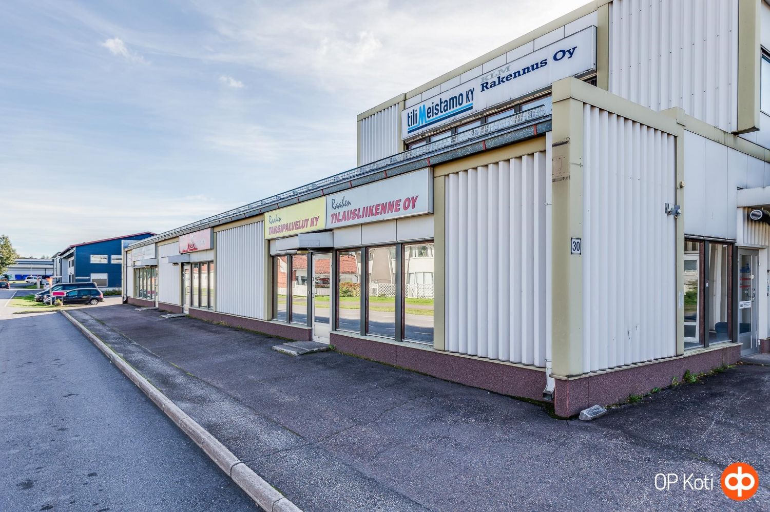 Nyt olisi tarjolla heti vapaat todella siistit, vuonna 2021  remontoidut, nykyaikaiset toimis/toimitilat.Tässä kokonaisuudessa on kaksi vierekkäistä huoneisto, jotka on avattuna tällä hetkellä yhdeksi tilaksi. Molemmille huoneistoille on omat sisääntulot, huoneistojen väliovi on lukittavissa. Huone...