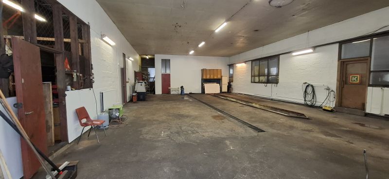 Juuri vapautunut 4 metriä korkea hallitila kahdella 3,4 metriä leveällä ja 3,8 metriä korkealla ovella. Hallitilassa on n. 159 neliötä ja siinä on 10 metriä pitkä ja 1,5 metriä syvä rasvamonttu. Muissa huoneissa on varastoja, lavuaarit, vessa, toimisto ja sähkökeskus.