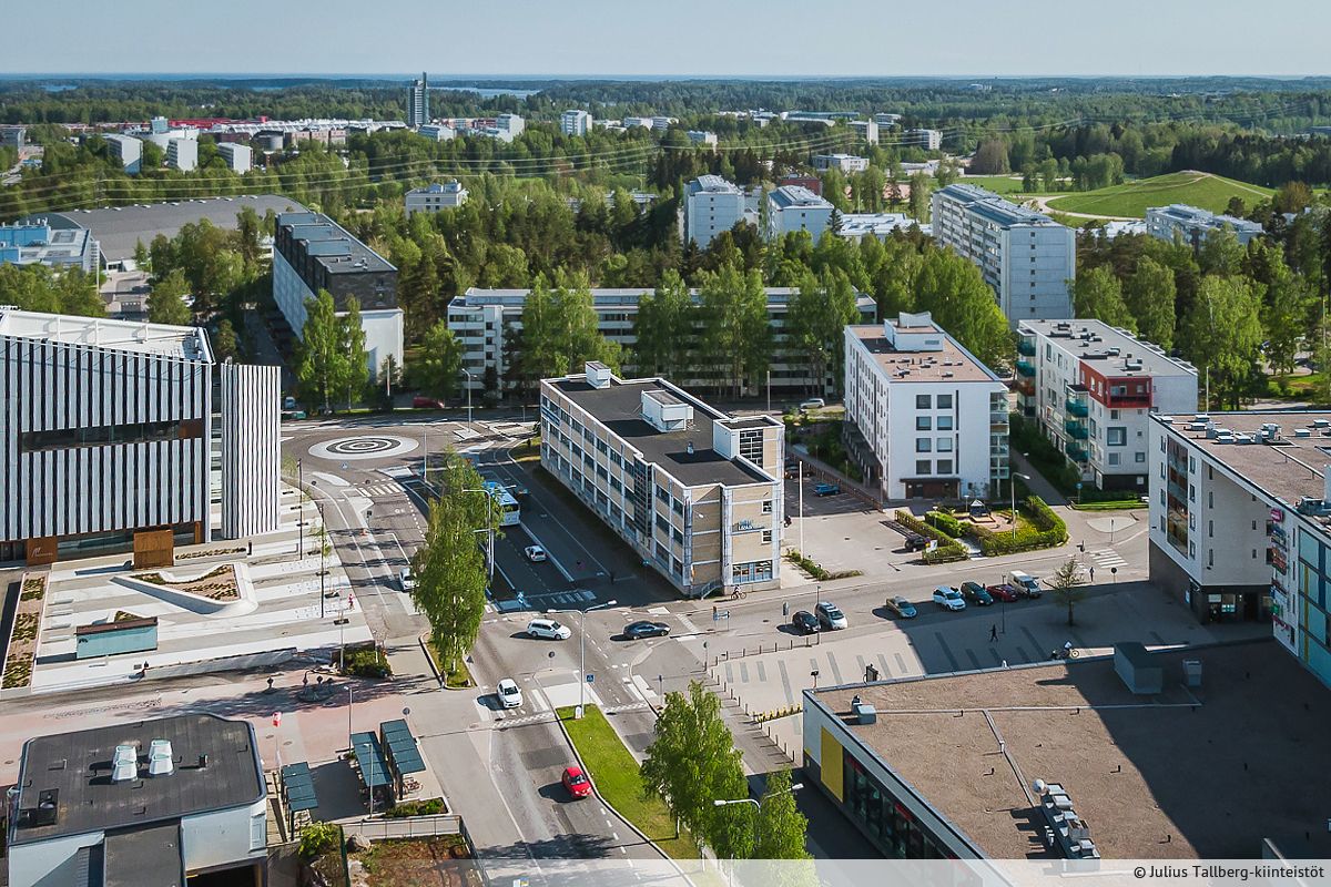 Vuokrattavana koulutustila Myllypuron kampuksen ja ostarin vierest&auml;. Tila koostuu useasta luokkahuoneesta, tauko-, varasto- ja toimistohuoneista, vessoista ja muista tukitiloista, kuten palvelinhuoneesta ja keittokomerosta. Sis&auml;&auml;nk&auml;ynti tilaan on suoraan pihalta. Kohteessa on vap...