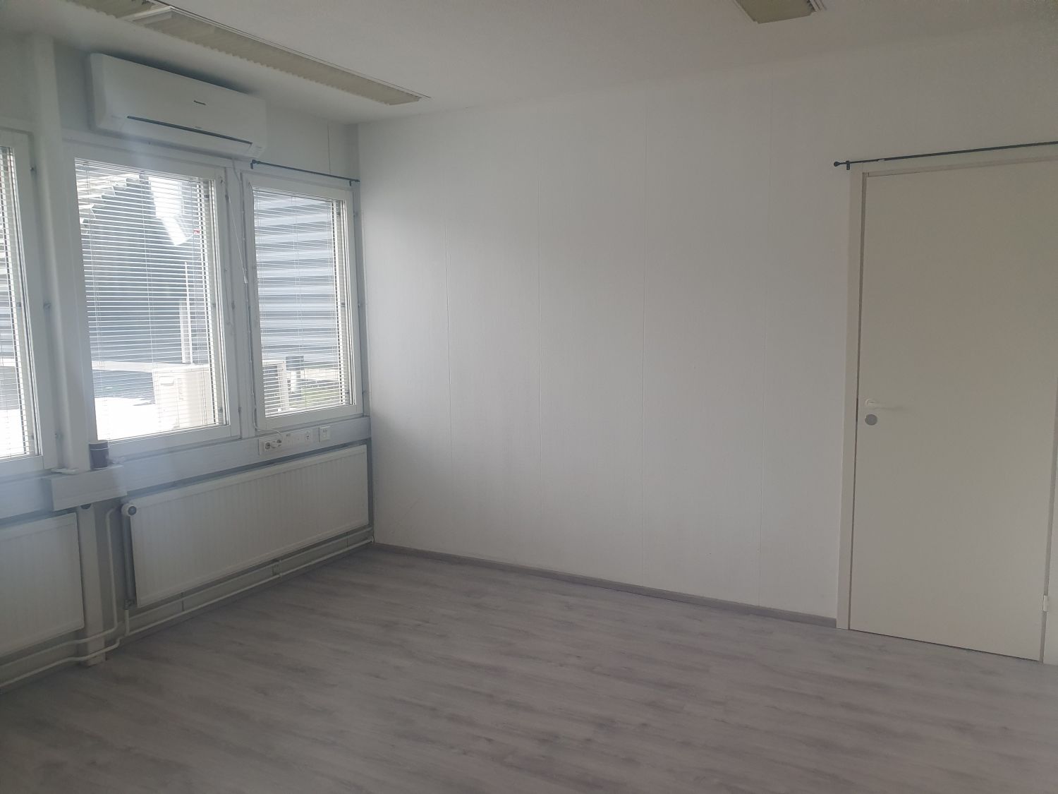 Vilkkaalla liikepaikalla sijaitseva tila.