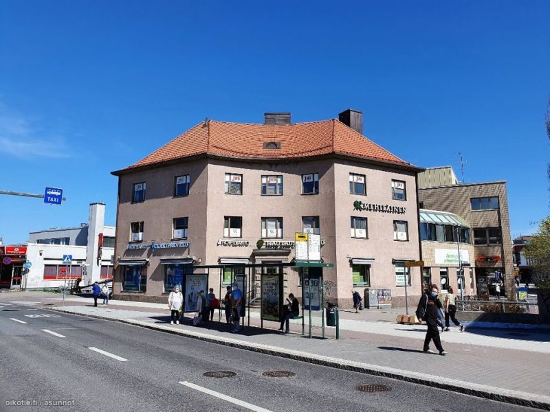 Valoisa tila, mukavat työhuonekaverit ja mahdollisuus jakaa välineitä ja laitteita (teollisuusompelukone, silkkipainomah...