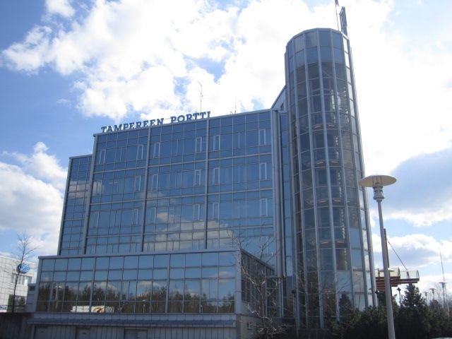 Vuokrataan siisti & avara viidennen kerroksen 331 m²:n huone- /avotoimisto. Vapaa! Osa kuvista on virtualisoituja kuvia tiloista.Kiinteistössä on valokuituyhteys, tuloilman jäähdytys ja koneellin...