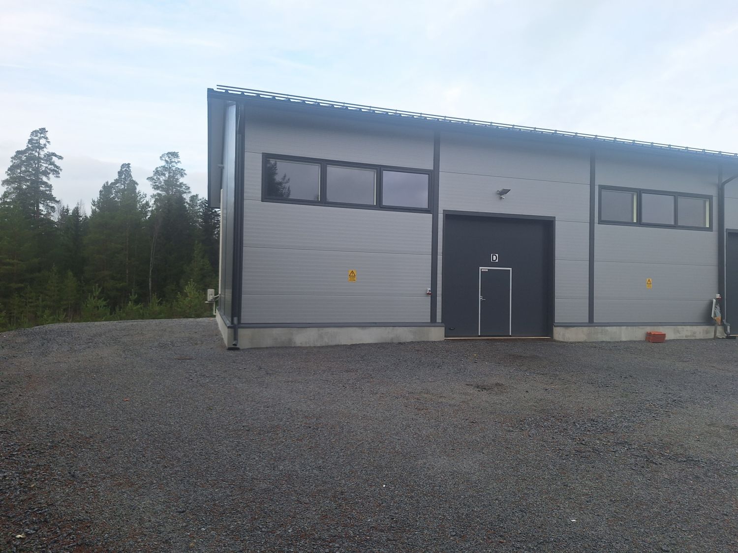 Joulukuussa 2024 valmistuneesta hallista vuokrataan 200m2 hallilohko.