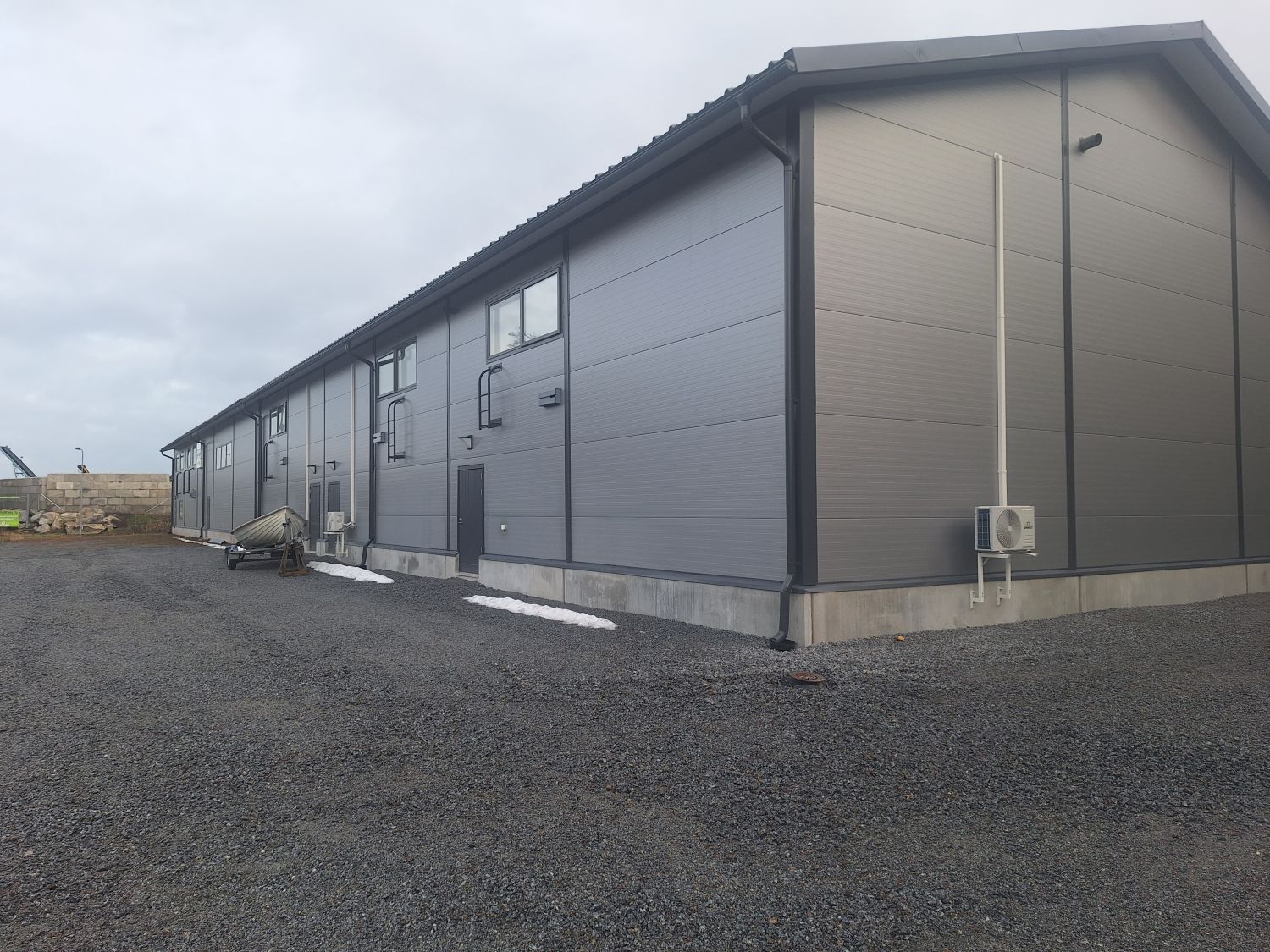 Pihatilaa myös hallin sivulla ja takana.