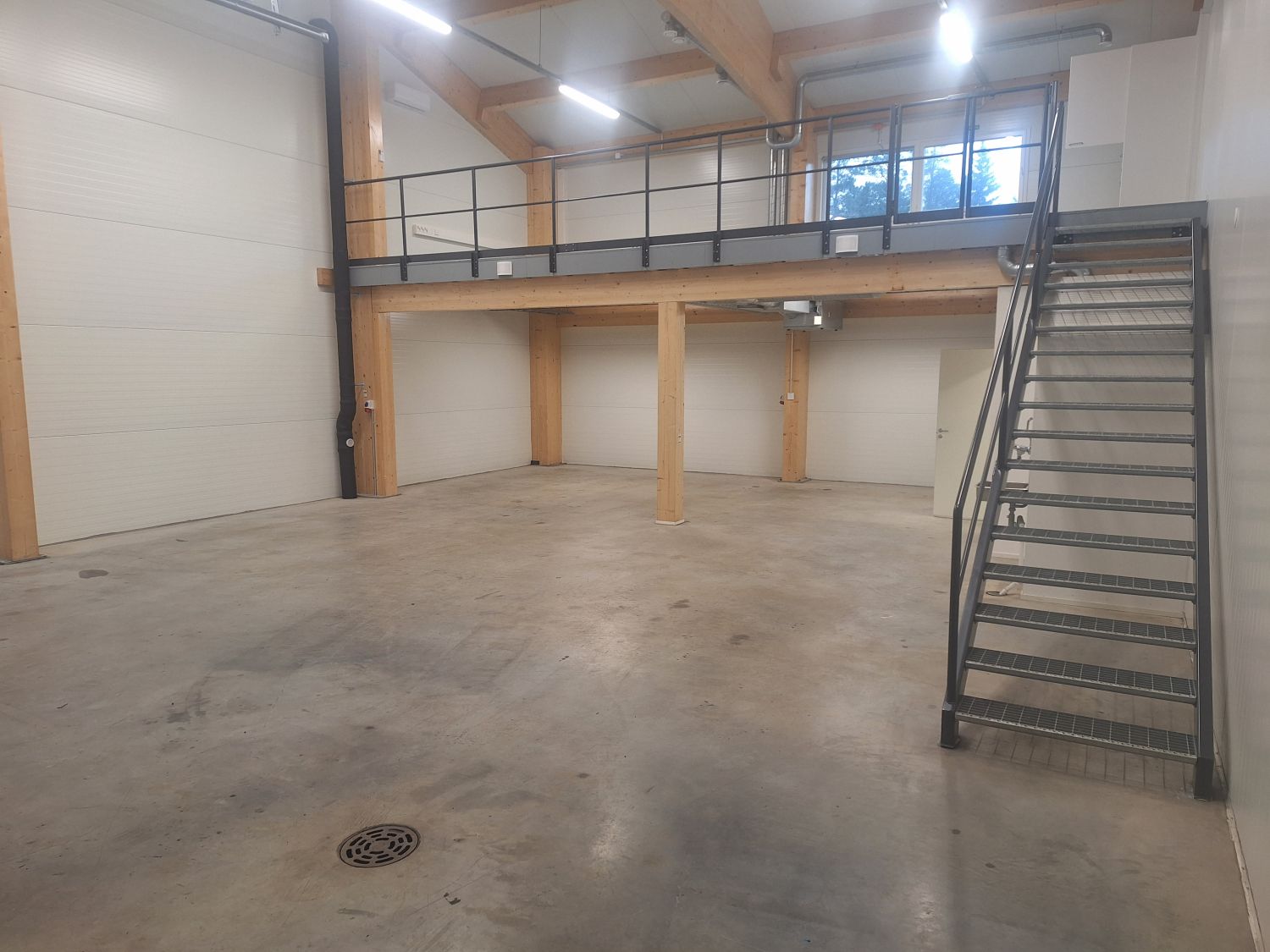 Siistiä ja korkeata hallitilaa.