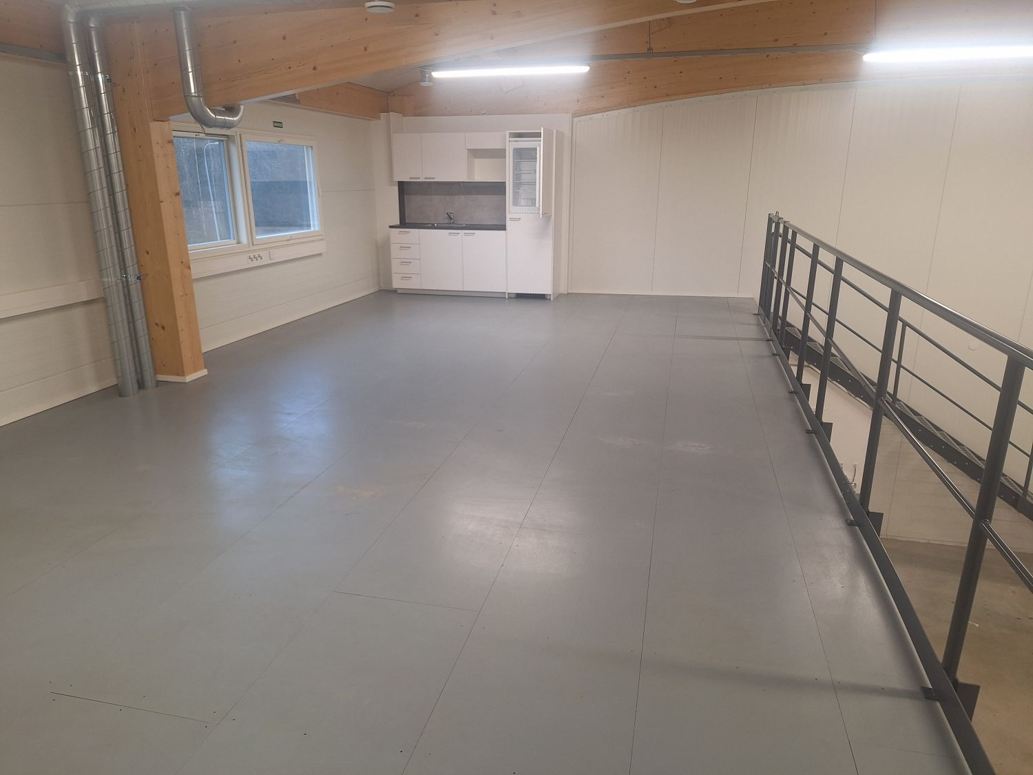 Pieni keittiö ja jääkaappi.