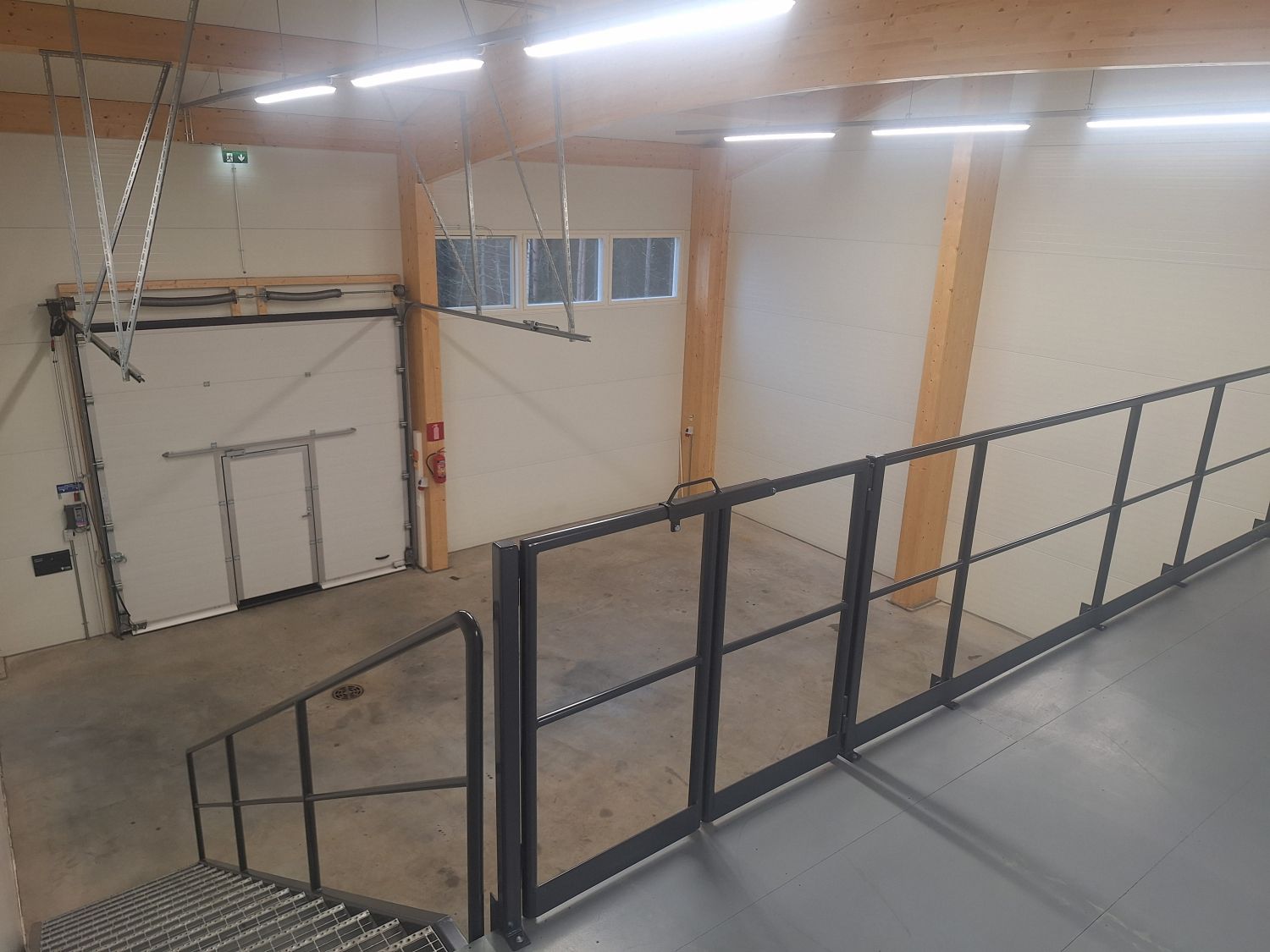 Leveä portti ylösnostoja varten. Käyntiovellinen Nosto-ovi 3,5 * 3,5m.