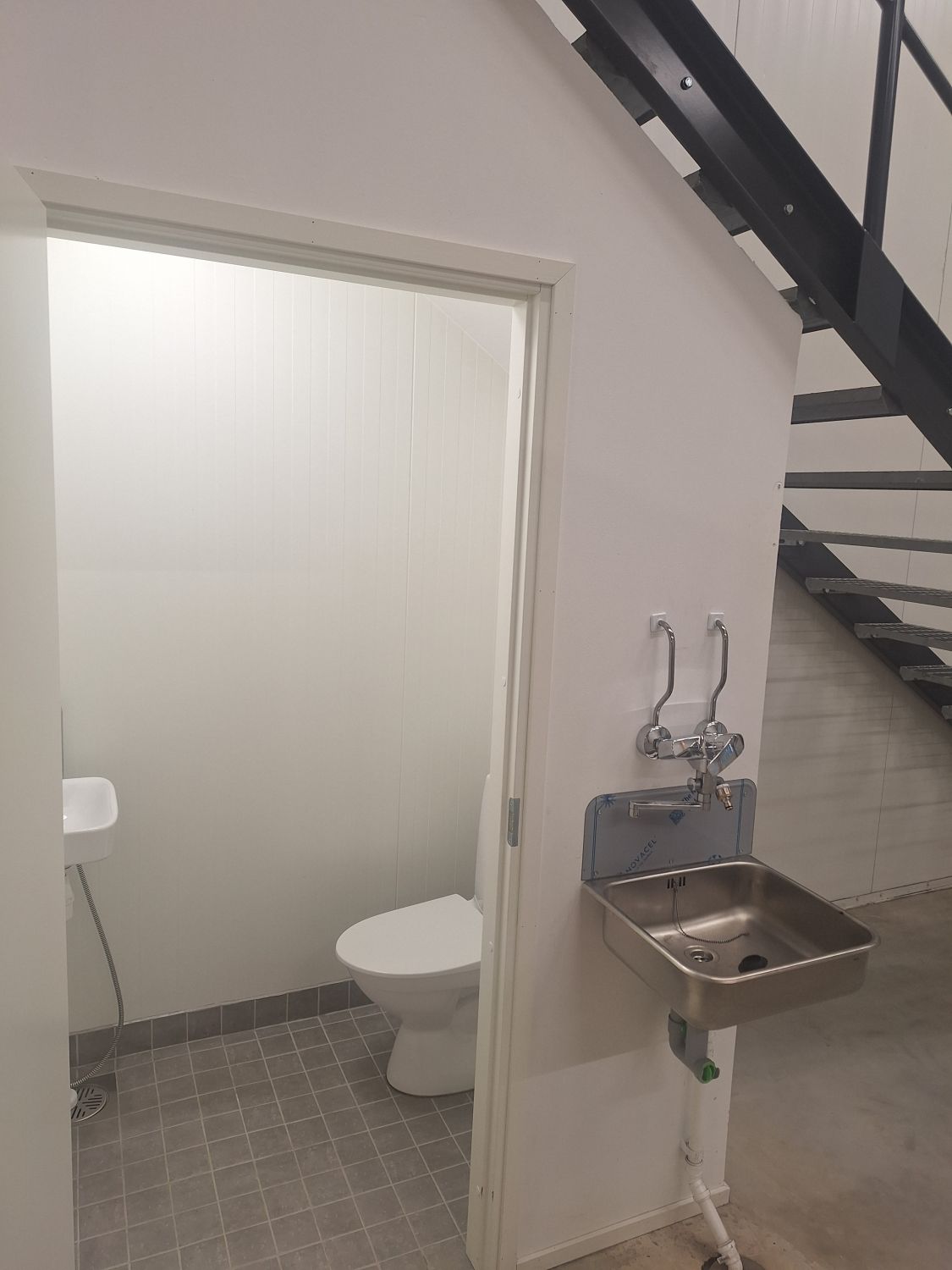 Wc ja käsienpesupiste, jossa myös letkuliitäntä.