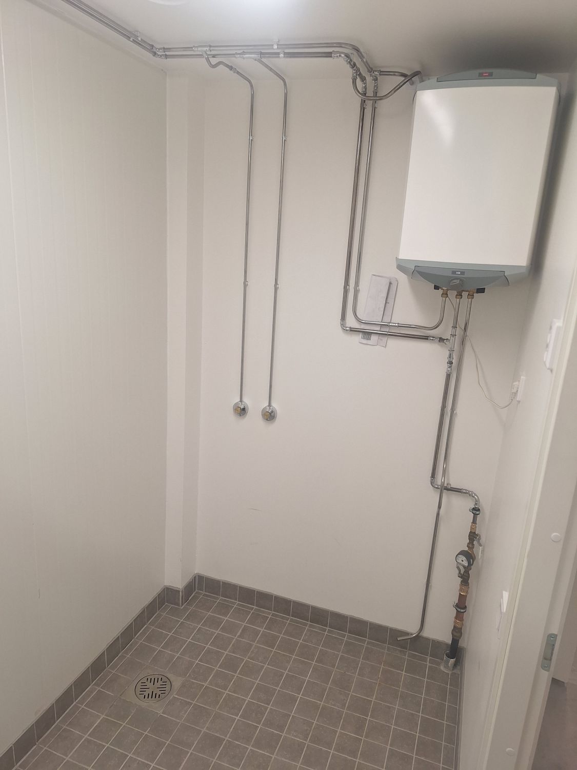 Suihkuvalmius ja varaaja.