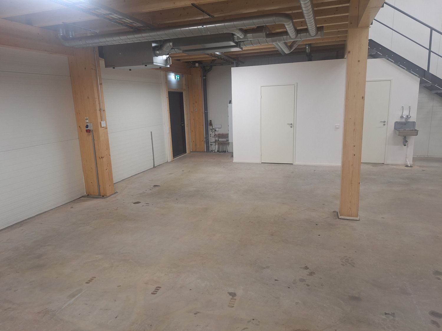 1,2m leveä ulko-ovi takapihalle. LTO-laite pyörivällä kennolla.