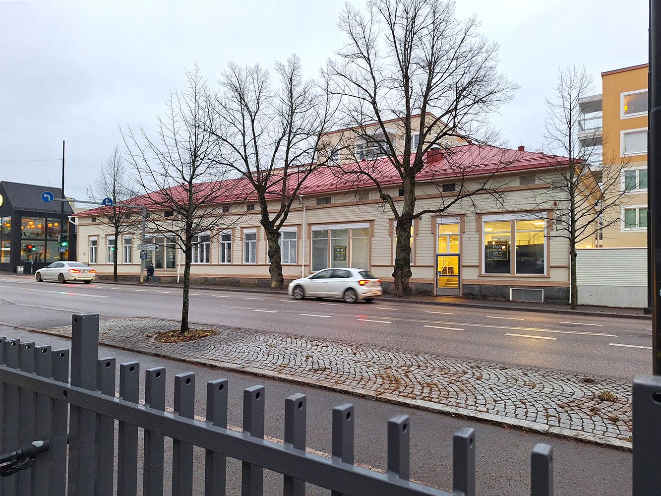 Nyt vuokrattavana tunnelmallinen 1900-luvun alun liike- ja toimitila pääkadun varrelta! Alkaen 4,90 €/m²/kk + alv