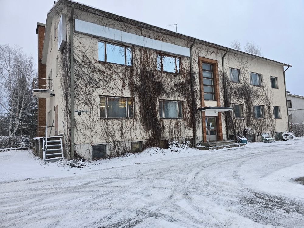 Nyt heti vapaana toisen kerroksen toimistotila  Messukylästä. Hyvät paikoitustilat autolle pihassa. Vuokra sisältää lämmön ja  sähkönMahdollisuus myös vuokrata lisää esim. toimistotilaa kerroksista yrityksesi tarpeisiin.