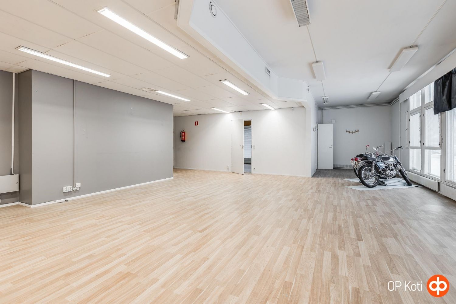 Antinkaalla heti vapaa erittäin monipuolinen noin 150 neliön liiketila, joka on muunneltavissa moneen eri tarpeeseen. Tila voidaan jakaa myös pienempiin osiin ja vuokrata esimerkisi useammalle toimijalle yhteisesti. Tiloissa henkilökunnan suihku/wc tilat, asiakas wc, tilava keittiö ja 2 erillistä h...