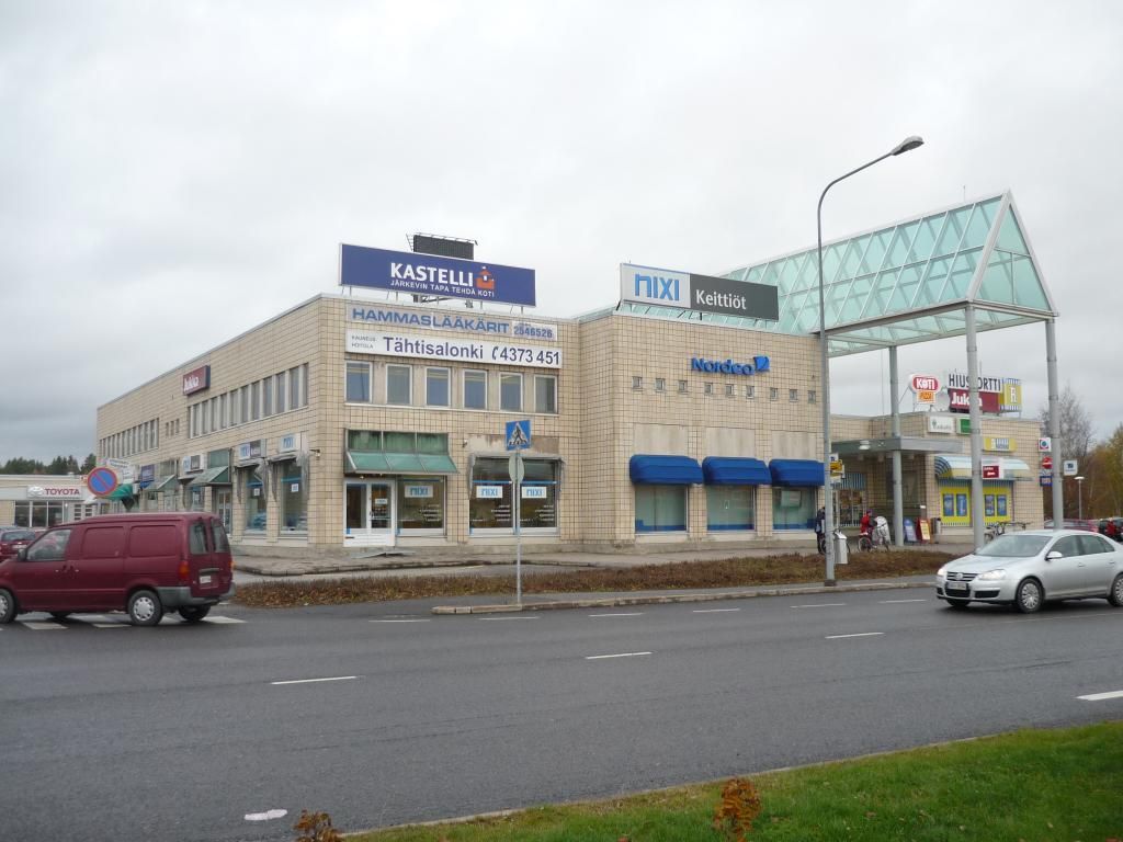 Toisen kerroksen toimistotila. Tila on avointa toimistotilaa ja sen yhteydessä on wc ja keittiö. Pihalla runsaasti pysäköintitilaa.