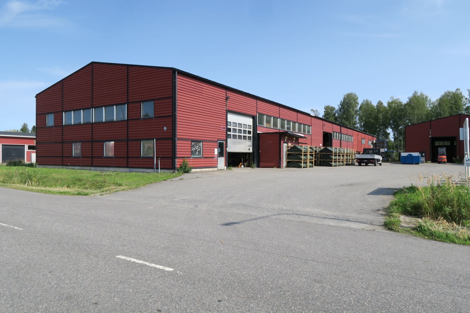 Myydään kiinteistö, jolla kaksi teollisuushallia, Mattilan kaupunginosasta Tehdaskylänkatu 3, Riihimäki. Tontin koko on 5136 m2.Hallin 1 kerrosala on 1379 m2. Vapaa korkeus 6 m. Kaksi nosto-ovea, koko 4500x5000 mm, toisessa ovessa sähköinen oviverho kuumailmapuhalluksella ja kaukosäätimellä. Nel...