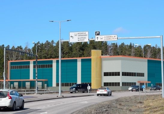 Nyt sinulla on ainutlaatuinen mahdollisuus saada juuri sinulle täydellinen varasto- tai logistiikkatila. Tila suunnitellaan ja rakennetaan tarpeidesi mukaan, joten seuraavissa spekseissä on myös joustovaraa. Kiinteistön toteutettava kokonaispinta-ala on 6 115 m². Pinta-ala jakautuu seuraavasti:-	V...
