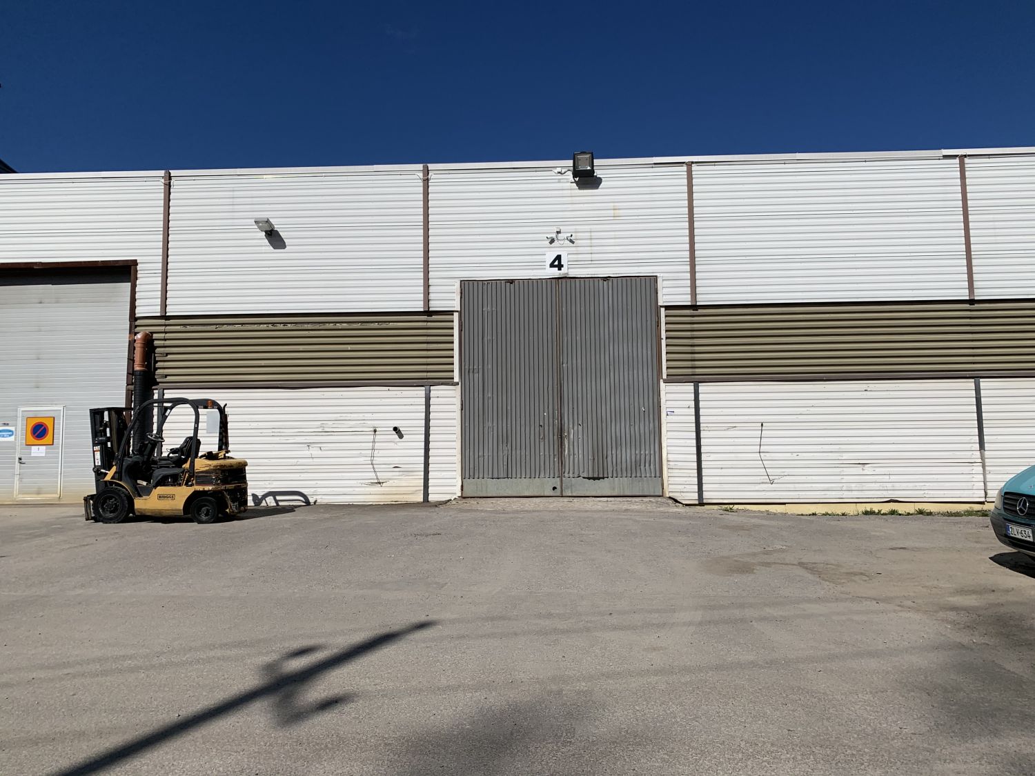 Korkeaa varastotilaa Helsingintien varrelta Lahden ja Hollolan rajalta. Vapaakorkeus noin 6 metriä. Eteläisen kehätien liittymä noin 4 km päässä ja Lahti-Helsinki moottoritielle noin 5 km.Lisätiedot: Mikko Kantosaari, mikko.kantosaari@ttilaa.fi, p. 050 4434 055 / Siiri Eerola, siiri.eerola@ttilaa....