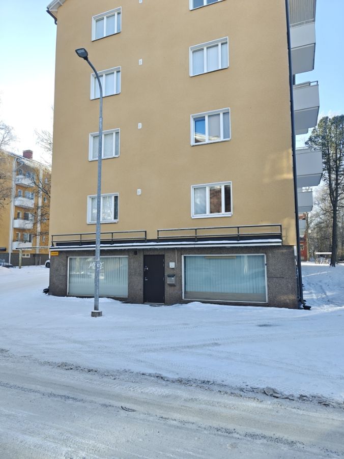 KALEVASSA RAUHALLISELLA ALUEELLA LIIKE-TOIMISTOTILAA.