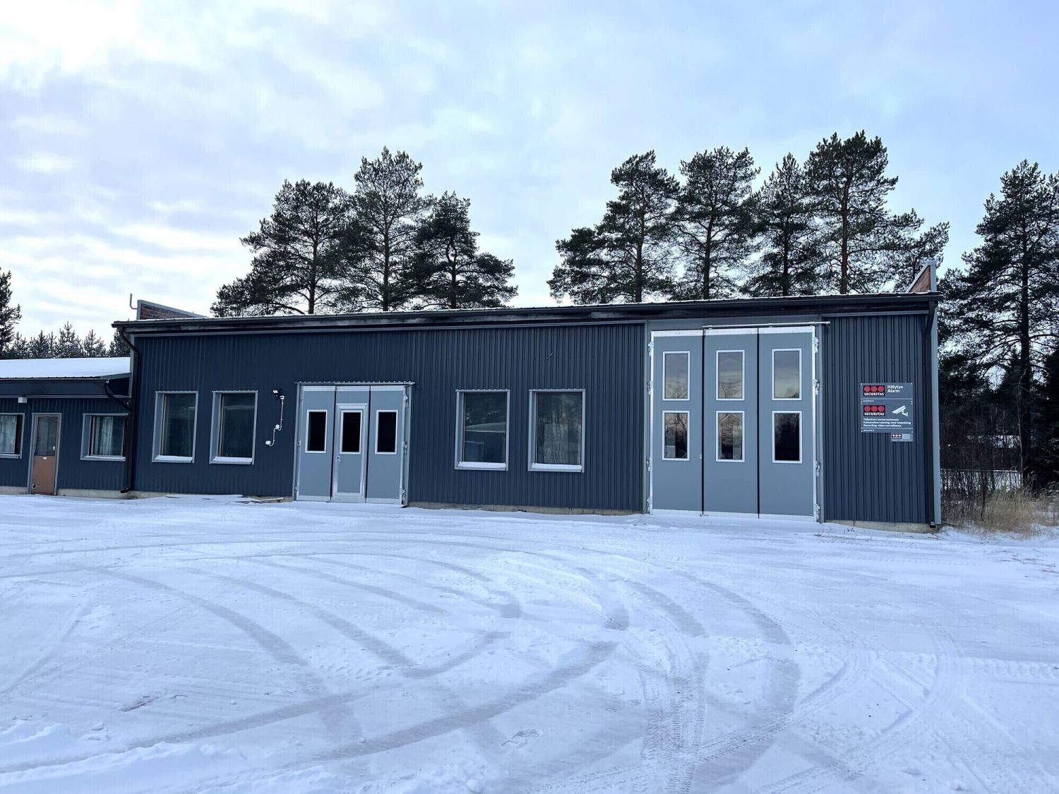Vuokrataan nelostien varrelta, Iin keskustan lähettyviltä hallitilaa monenlaiseen käyttötarpeeseen. Tilat koostuvat noin 450m2 lämpimästä ja korkeasta hallista (sisäkorkeus noin 4,1m). Hallitilojen välissä on sosiaali- ja toimistotilat, jossa on keittiö ja yksi toimistohuone. Lisäksi tiloissa on maa...