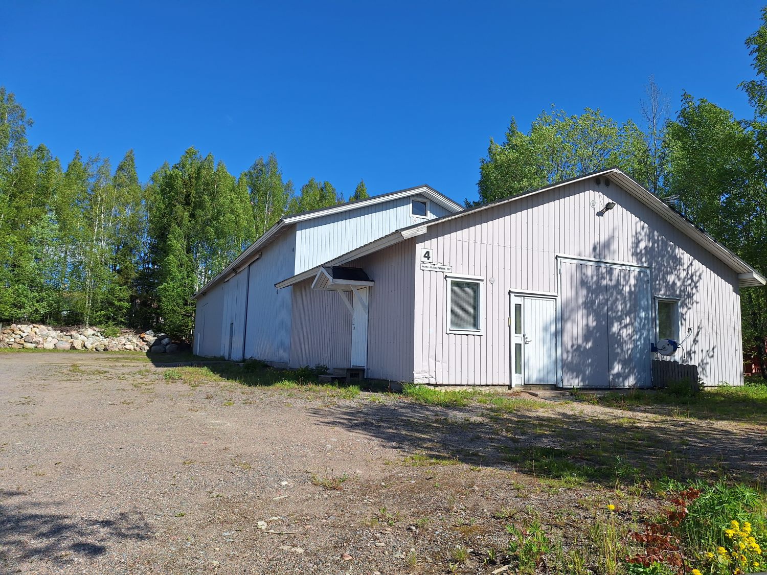 Hyödynnä nyt toimitilatarjous!Korkeaa varasto-/toimitilaa 270m2 Karhukorvessa!