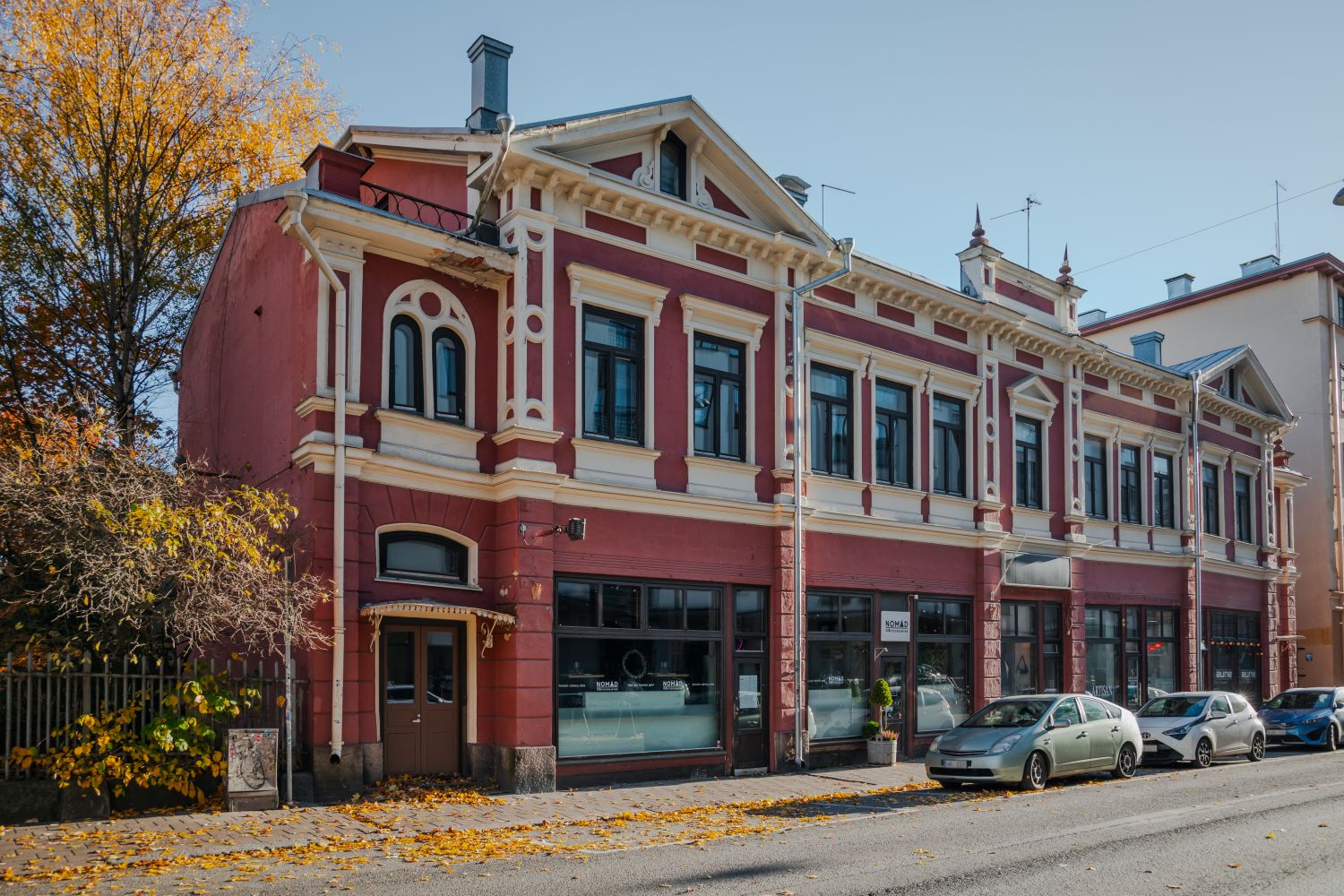 Etsitkö toimivaa toimitilaa keskeiseltä paikalta? Tarjoamme vuokralle erikokoisia huoneistoja (18–36 m²) loistavalla sij...