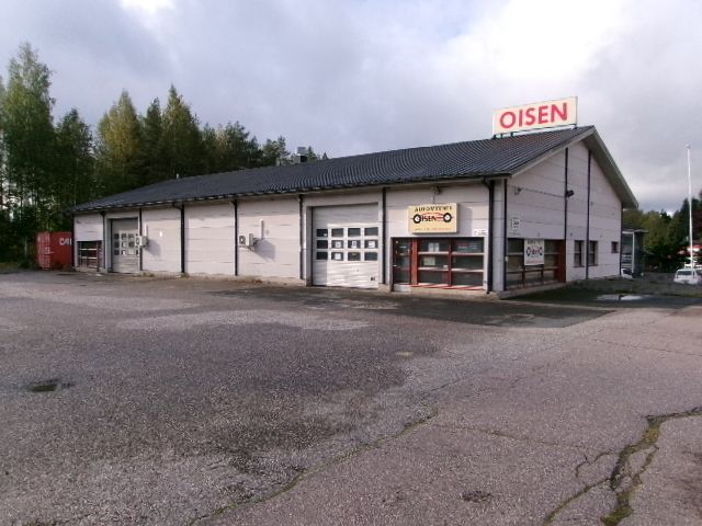 Tiloissa toiminut autoliikkeitä vuodesta 1985 lähtien, 245 tilassa automyynti ja 225 tilassa huolto / autopesula. Hallista toiseen pääsee kuilkemaan sisäkautta ja välissä ns. rengasvarasto ym. tilaa. Hanko - Porvoo tielle, tie No:25 matkaa 300m, Huolto-asema 900 m, ST 1, Hessburger 200 m