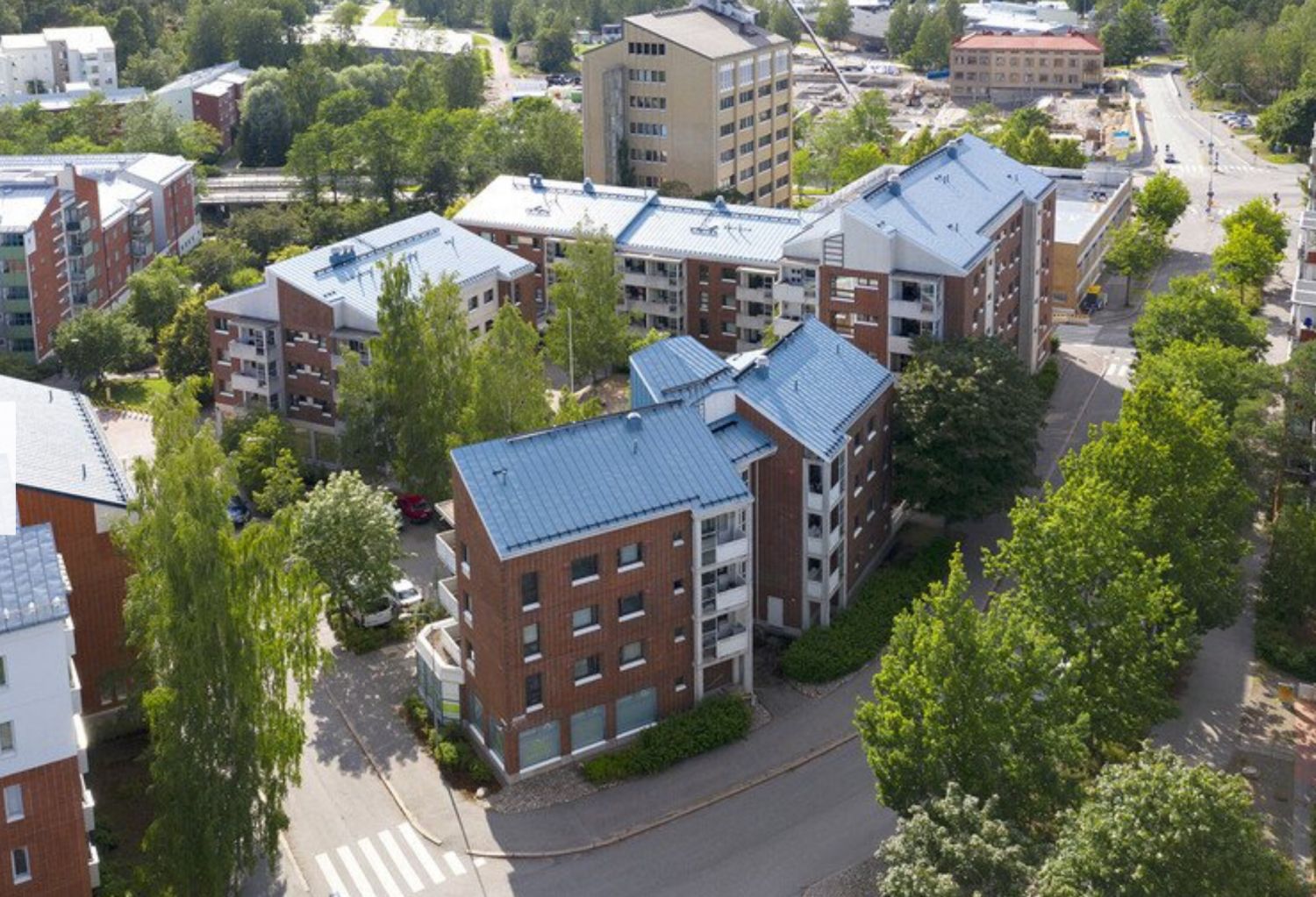 Vuokrataan katutason 138m2 liiketila/toimisto asuintalon kivijalasta. Tilassa isot ikkunat, oma sisäänkäynti ja muutama ...