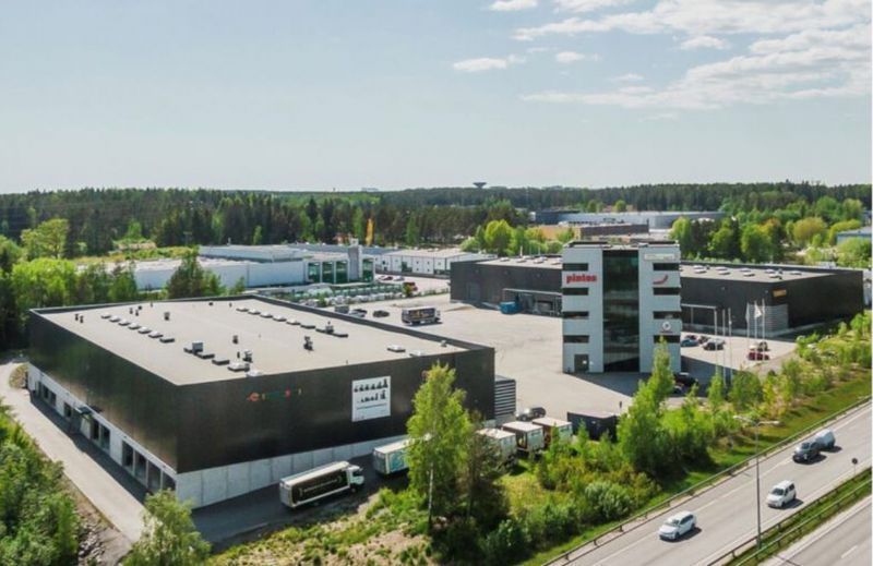 Vuokrattavana puolilämmintä korkeaa varastotilaa.
