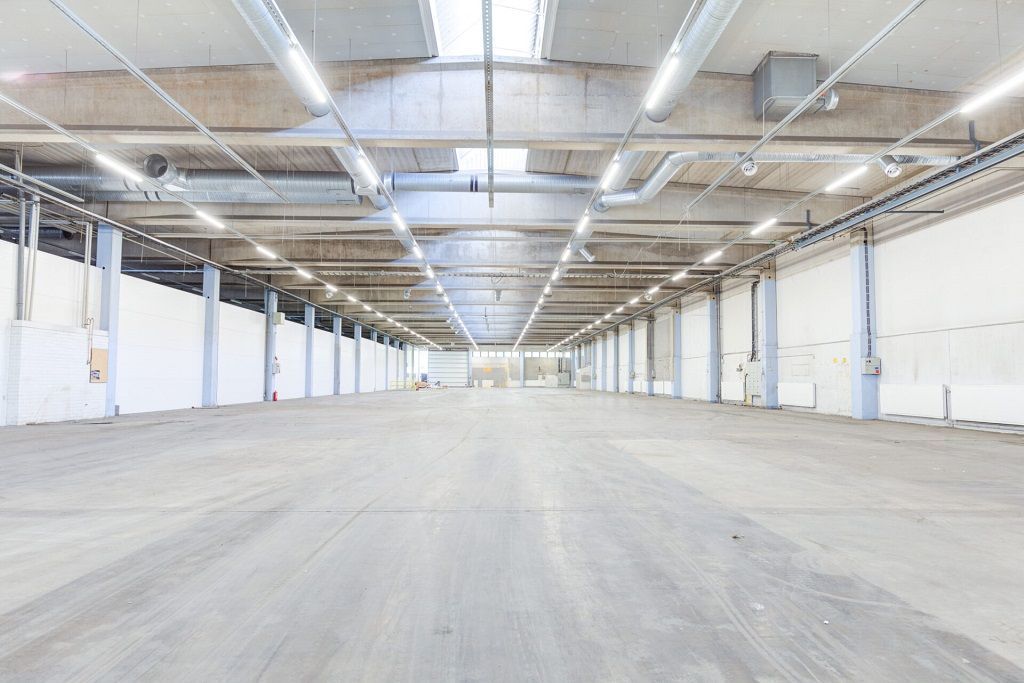 Vuokrataan tehokas varastotila Hakkilasta Lahdenväylän varresta. Isolla nosto-ovella varustettu 6 metriä korkea tila, jo...