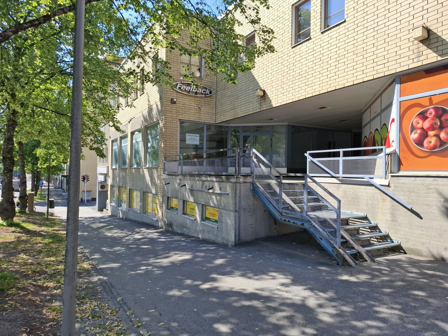 Avara ja valoisa liiketila kahdella sisäänkäynnillä ja varastotilassa nosto-ovi, saat tavarat sisään suoraan katutasolta...