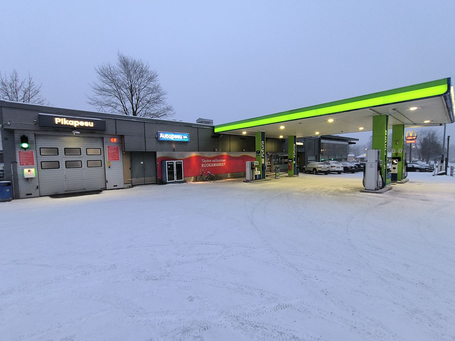 Vuokrattavissa 100 neliötä liiketilaa kaupungin keskustan tuntumasta. Tila soveltuu erinomaisesti kahvioksi tai muuksi myymälätilaksi. Kiinteistö sijaitsee vilkkaassa risteyksessä, rautatieaseman välittömässä läheisyydessä. Kiinteistöä ympäröi myös suuri kerros- ja pientaloasuinalue....