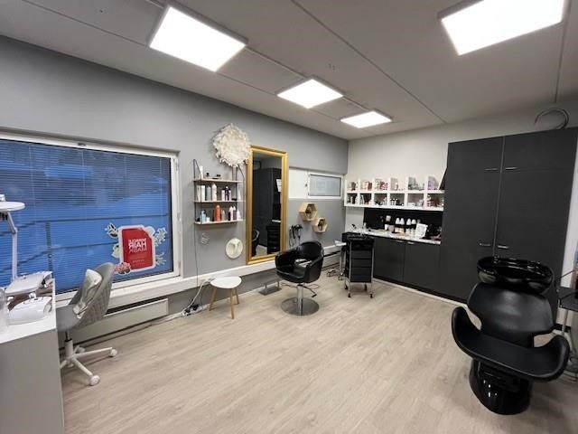 Tiituspohjassa K-market Tiituksen kiinteistössä, alapihan puolella katutason hyväkuntoinen 35 m2 liiketila. Tilassa toimii kampaamo ja tila soveltuukin siihen ja toki muuhunkin toimintaan erinomaisesti.  Yhtenäinen liiketila, erillinen wc ja taukotila. Vapautuu 1.4.2025. Sovi esittely.