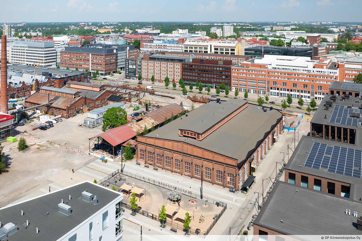 Vallilan Konepajan alueella sijaitseva teollisuushistoriallisesti ja rakennustaiteellisesti arvokas kohde, joka on t&auml;ysin saneerattu p&auml;&auml;konttoritasoiseksi toimistorakennukseksi. Kokonaisuus voidaan vuokratan my&ouml;s ilman varastotilaa.&nbsp;&nbsp;      Ensimm&auml;isess&auml; kerro...